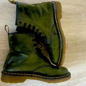 Rare original green Dr Martin boot at cheap price . Dm for more inquiry